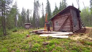 Доделал остатки работы. Пилю доски бензопилой. Собираюсь домой. 14 серия /Ремонт второй избы 2023/