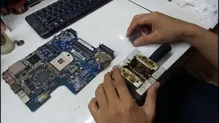 How to repair a laptop that has no display