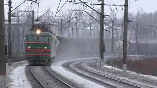 Электровоз ВЛ15-020 с грузовым