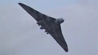 AVRO VULCAN BOMBER - Loud Engine Howl | Last public Displays