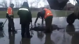 В Лабинске кладут асфальт прямо в лужу