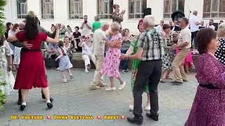 С каким удовольствием, они танцуют этот танец! With what pleasure they dance this dance!