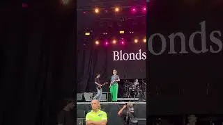 New song at Lolla 😭 #shorts #lollapalooza #newmusic #livemusic #motherdaughter