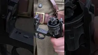 Перезарядка нормального револьвера, а не ужасный Наган, британский Вебли Марк 6