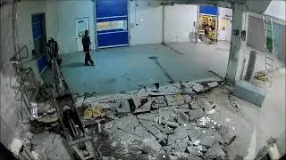 Fabrikada kapalı alan zemin beton kırım işi ve moloz yükleme hmk102b supra