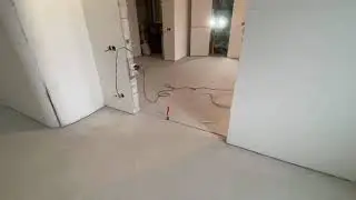 Голубой пол с разводами.