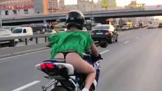 Сексуальная байкерша