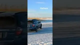 Subaru outback зимний дрифт на озере.