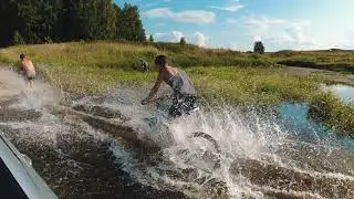 На велосипедах через реку в слоумо