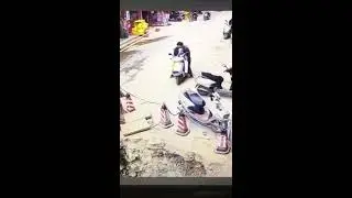 Poor! Motorcyclist rushed into exploration pit
