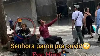 OLHA O JOVEM PREGADOR DA PRAÇA DA SÉ🎤CANTANDO ESTE LINDO LOUVOR PRA JESUS