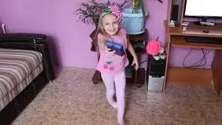 Ульяна катается на велосипеде и играет