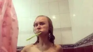 Когда один дома моешься в душе