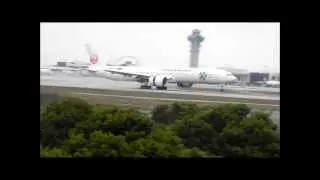 5 B777s 1 A380 landing at LAX in the rain