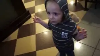 Аутизм, аутичные черты, стимы, машет 