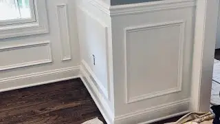 Revestimiento de madera con paneles a media altura