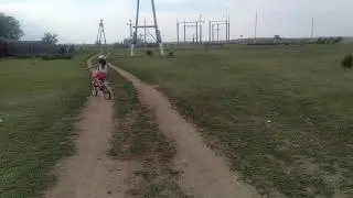 Қарындасым бірінші рет велосипед теуіп жатыр