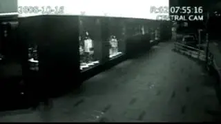 Призрак пялится в витрину