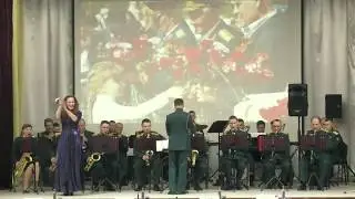 Марина Селиванова поёт в сопровождении военного оркестра
