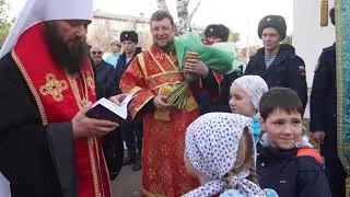 Дети встречают владыку около храма во имя Дмитрия Солунского в Камышине