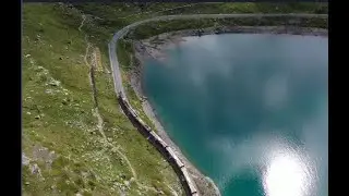 Релакс поезд на фоне лазурного моря