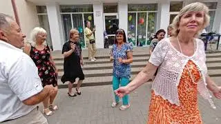 31.08.24г..."Я Хочу Целовать Песок"... звучит на танцполе в Гомельском парке...