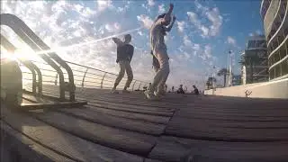Девушки показали на пляже рэп