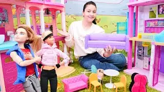 Barbie kuklası ve Ken kuklasının evinde yer alan eşyalar yerleştirilir. Barbie kuklası videosu.