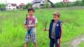 СИРЕНОГОЛОВЫЙ НАПАЛ НА ДЕТЕЙ МЫ ГУЛЯЛИ С МАМОЙ И НА НАС НАПАЛ СИРЕНОГОЛОВЫЙ В РЕАЛЬНОЙ ЖИЗНИ