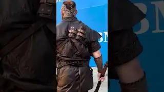 Ragnar Lothbrok Walking in Public #reaction #cosplay #ragnarlothbrok #reactionvideo #foryou #fashion