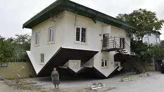 Дом вверх дном.