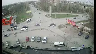 ДТП в Шахтах на ХБК — Лада Vesta получила удар в бок: Видео