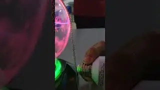 Coloquei um cordão de prata em um globo de plasma. Deu um efeito interessante. Aulinha p turma 2012.