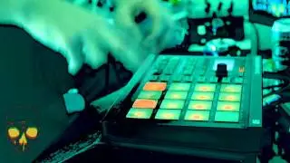 Jessy Blue live beat making practice on Maschine Mikro 6