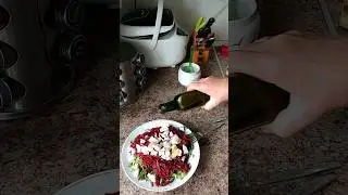 Весенний салат с сырой свёклой.