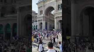 ULTRAS INTER in Piazza Duomo prima della FINALE di CHAMPIONS LEAGUE