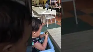 Adik bayi makan jeruk asam