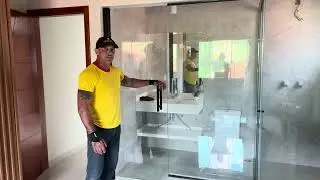 Porta kit Certo , com banheiro em parede de vidro