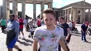 شاب يمشي في شوارع المانيا ويقوم بتقبيل الفتايات😱😱@ شاهد ماذا حصل😱😂