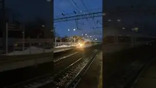 ЭВС1 пролетает ночную зимнюю платформу Славянка