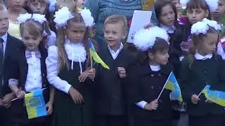 маленькие Андрюша на первом звонке в первый класс