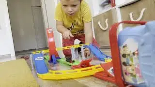 Arda Ziplayan Arabalarla Oynuyor