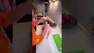 Максим Дима Вика готовят пиццу