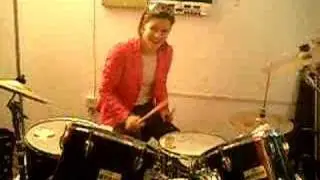 tina spielt schlagzeug