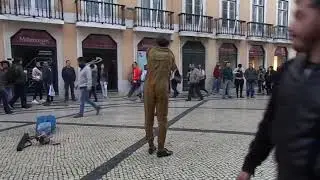 Уличный артист пантомимы в Лиссабоне