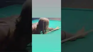 Лиза Арзамасова играет в бильярд с Ильей Авербухом