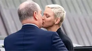 CHARLENE DE MONACO ET SON MARI ALBERT DE MONACO S'EMBRASSENT DEVANT LES CAMÉRAS
