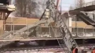 на перегоне Химки — Сходня Ленинградского направления на железнодорожные пути упала балка.