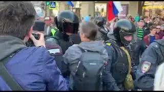 На Невском жестко задерживают активистов