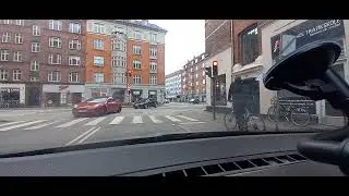 Endelig en der gør det rigtigt. Cyklist gennem fodgængerfelt.